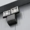 Buitenverlichting met bewegingssensor op kleine toiletunit.