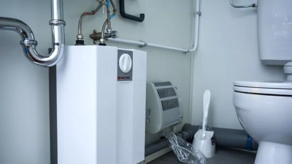 Boiler en toilet in kleine toiletunit.