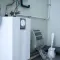 Boiler en toilet in kleine toiletunit.