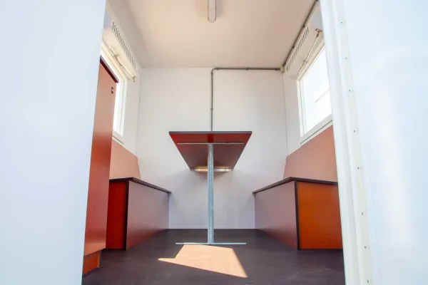 Interieur van RECO schaftwagen STBK-400 met vaste banken en tafel
