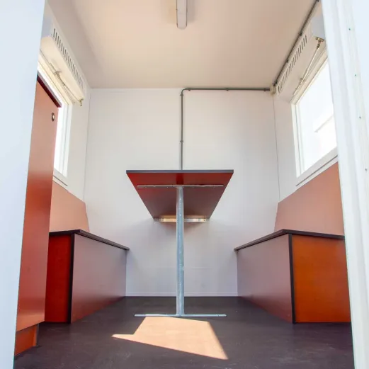 Interieur van RECO schaftwagen STBK-400 met vaste banken en tafel