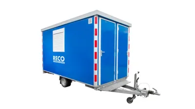 Blauwe RECO schaftwagen STBK-400 voor snelverkeer op aanhanger