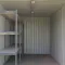 Binnenzijde van een 20 ft opslagcontainer met stellingen