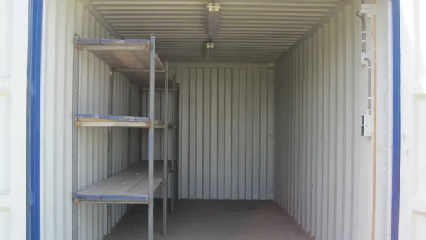 Binnenzijde van een 20 ft opslagcontainer met stellingen