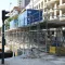 20 ft opslagcontainer op een bouwplaats tussen steigers