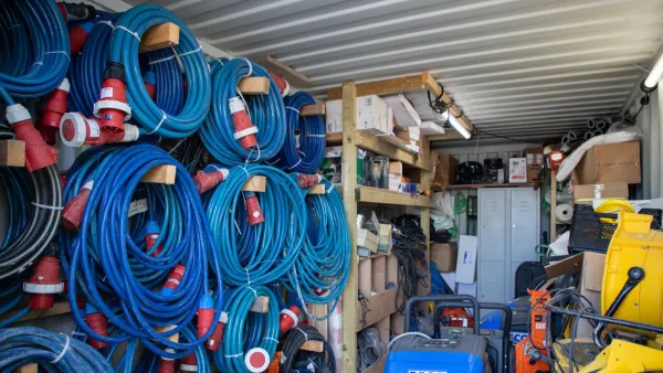 Ingerichte 20 ft opslagcontainer met kabels, gereedschap en materieel