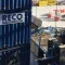 Blauwe RECO opslagcontainers gestapeld op een bouwplaats