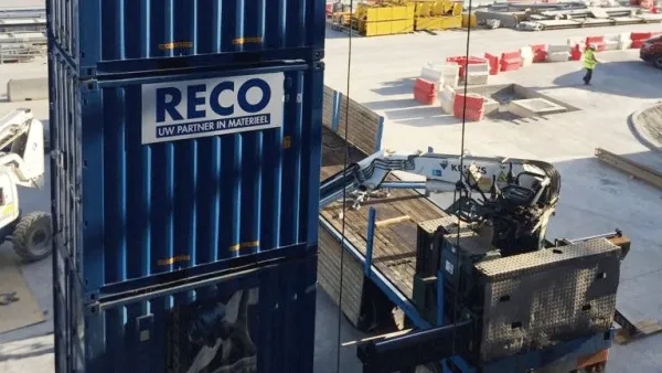 Blauwe RECO opslagcontainers gestapeld op een bouwplaats