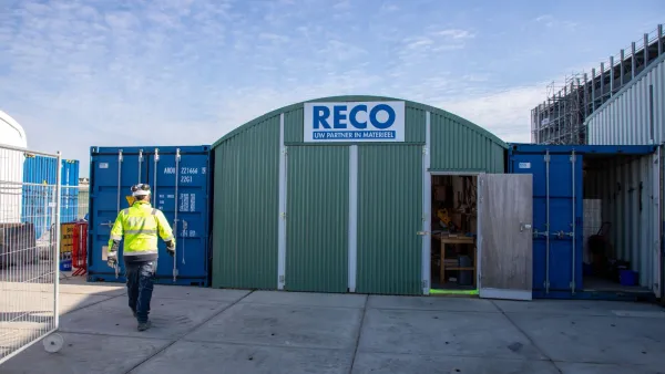 Werkplaatscontainer van RECO op een bouwplaats met tijdelijke werkruimte