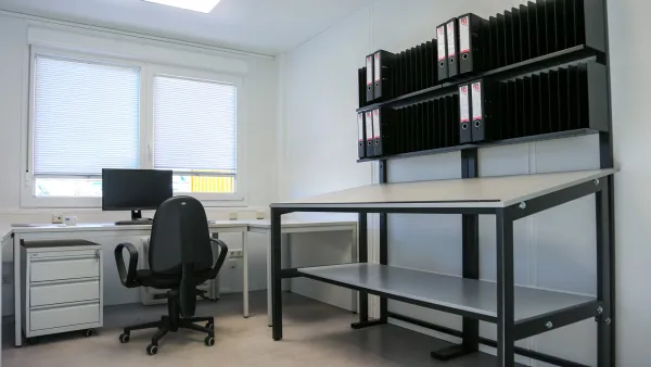 Rolblok met laden onder een bureau in een ingerichte tijdelijke kantoorruimte