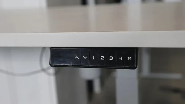 Bedieningspaneel van een elektrisch verstelbaar zit-sta-bureau met vier programmeerbare hoogtestanden.