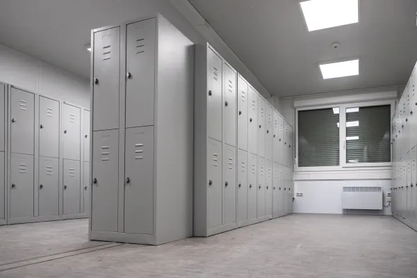 Kleedruimte ingericht met meerdere afsluitbare kleedkasten voor het veilig opbergen van kleding en persoonlijke eigendommen