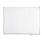Whiteboard met aluminium frame, markerhouder en whiteboardstiften voor gebruik in een kantoorunit of vergaderruimte.