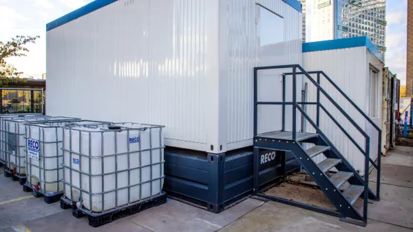 Toiletunit op een septic tank van 9000 liter met trap en vuilwatertanks op locatie.