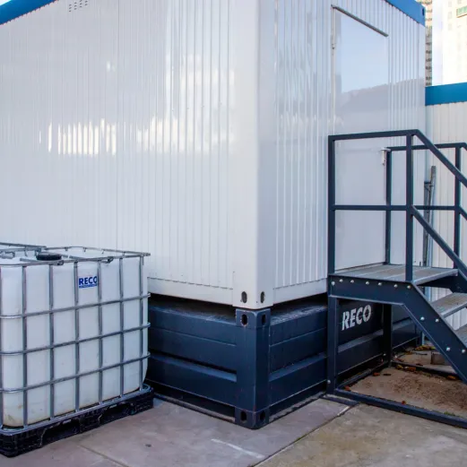 Toiletunit op een septic tank van 9000 liter met trap en vuilwatertanks op locatie.