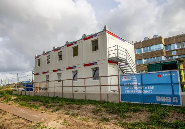 RECO bouwketen van twee verdiepingen met buitentrap op een bouwplaats