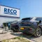 Elektrische auto’s worden opgeladen bij een RECO bouwkeet met laadvoorziening