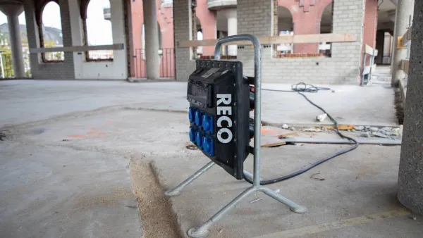 Zwerfkast 32A van RECO aangesloten op een bouwplaats