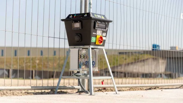 Mobiele laadpaal van RECO geplaatst op een bouwplaats voor het opladen van elektrische voertuigen