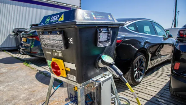 Mobiele laadpaal van RECO tijdens het opladen van een elektrische auto
