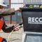 RECO-medewerker sluit een laadkabel aan op een mobiele laadpaal