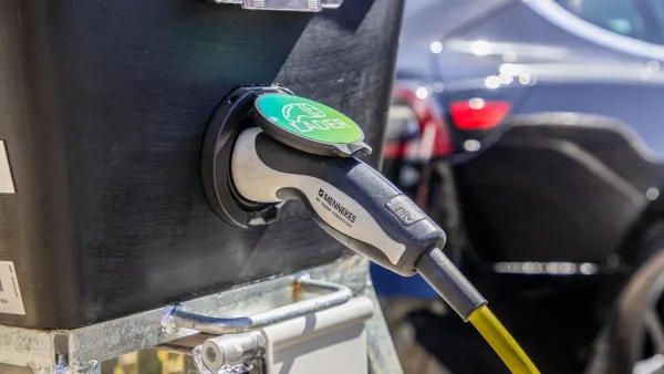 Laadkabel aangesloten op de mobiele laadpaal van RECO voor het opladen van een elektrische auto