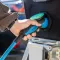 Laadkabel wordt aangesloten op de mobiele laadpaal van RECO