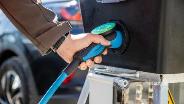 Laadkabel wordt aangesloten op de mobiele laadpaal van RECO