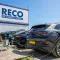 Elektrische auto wordt opgeladen met een mobiele laadpaal van RECO