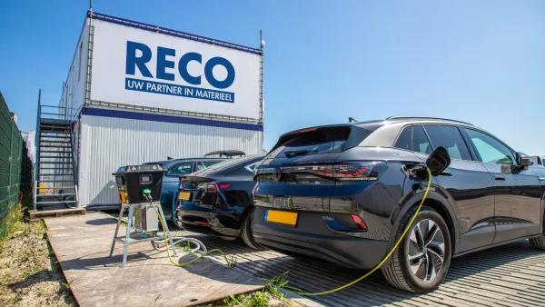 Elektrische auto wordt opgeladen met een mobiele laadpaal van RECO