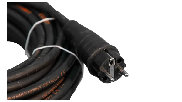 Detail van de stekker van een 25 meter 16A 230V verlengkabel