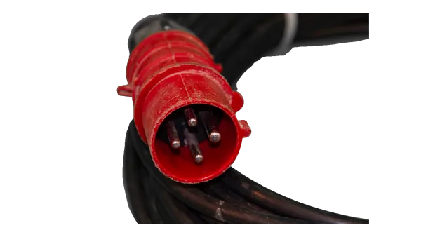Detail van de 4-polige CEE-stekker van een 25 meter 16A 400V verlengkabel