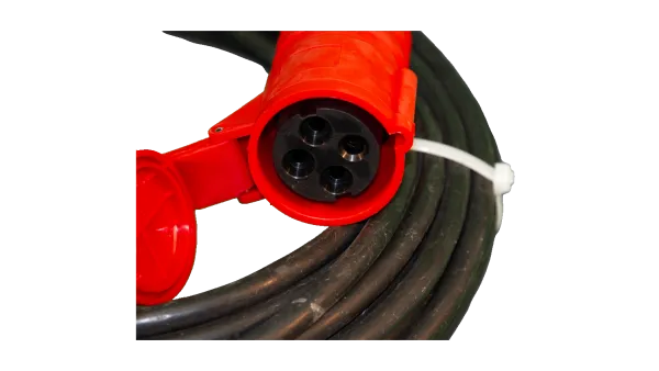 Detail van de 4-polige CEE-contrastekker van een 25 meter 16A 400V verlengkabel