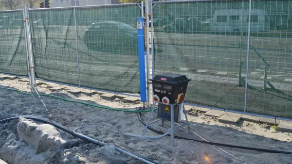 Standleiding met tappunt en tijdelijke stroomvoorziening op een bouwplaats