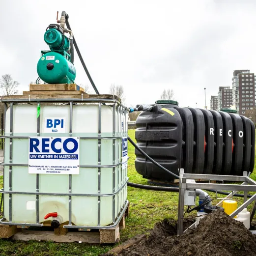 Kunststof septic tank van 3000 liter van RECO in gebruik voor tijdelijke waterzuivering op locatie.