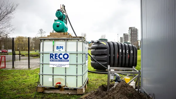 Kunststof septic tank van 3000 liter van RECO in gebruik voor tijdelijke waterzuivering op locatie.