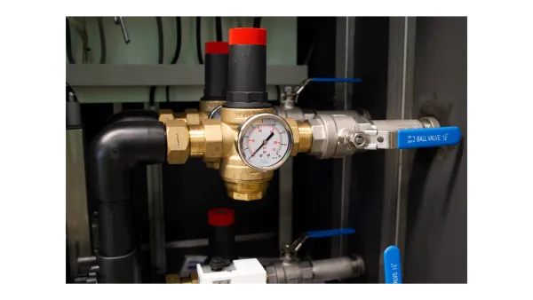 Drukregelaar met manometer en afsluitkraan van hydrofoorinstallatie 60m