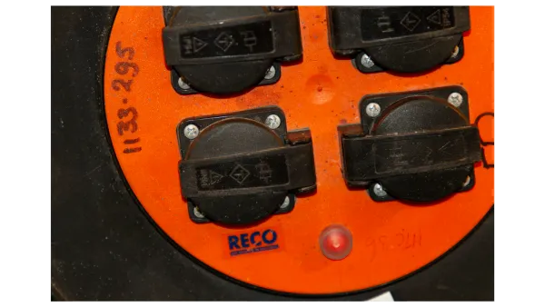 Detail van vier Schuko-contactdozen op kabelhaspel 40m