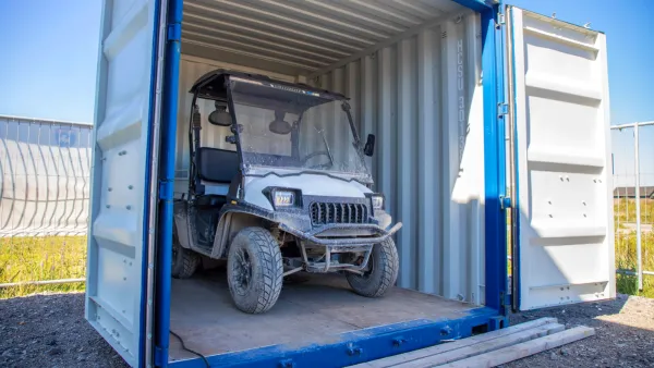 Elektrische Site Carrier geparkeerd in een container op de bouwplaats