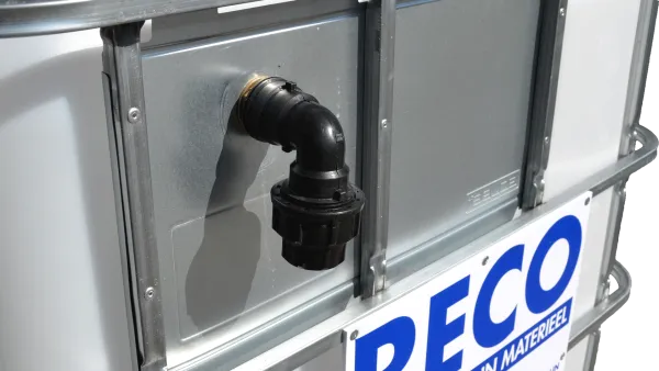 Aansluiting aan de bovenzijde van een watertank van 1000 liter