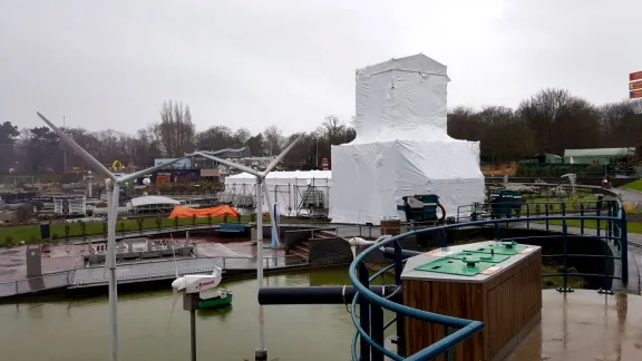 Steigerconstructie rond de Erasmusbrug in Madurodam tijdens renovatiewerkzaamheden door RECO