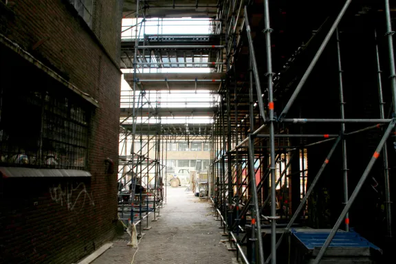 Steigerconstructie bij de renovatie van de historische Meelfabriek in Leiden
