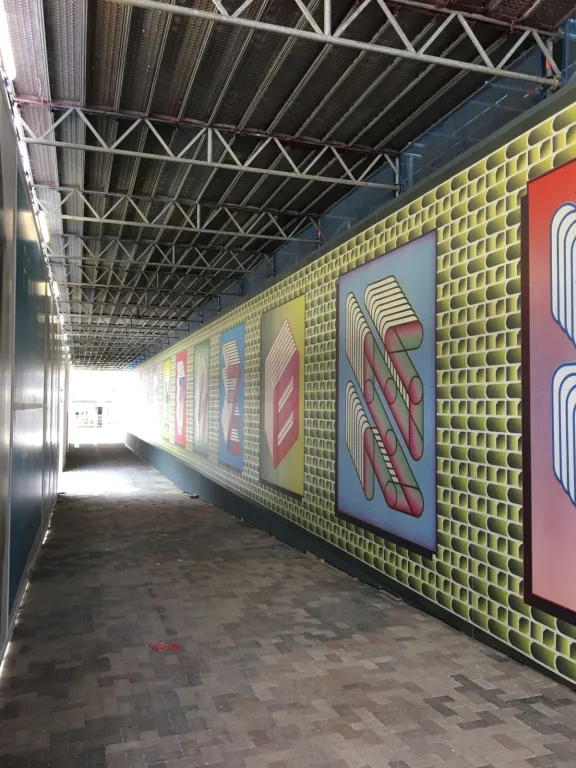 Overdekte voetgangerstunnel met crashdeck bij renovatie van Stadskantoor 1 in Tilburg