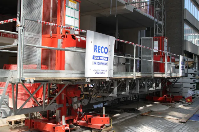 Bouwlift en transportsteiger voor bouwlogistiek bij Up-Town in Rotterdam