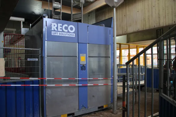 Tijdelijke RECO personenlift tijdens de modernisering van station Venserpolder in Amsterdam