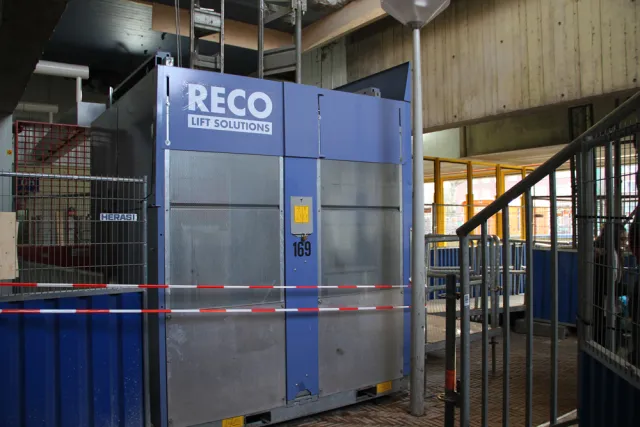 Tijdelijke RECO personenlift tijdens de modernisering van station Venserpolder in Amsterdam