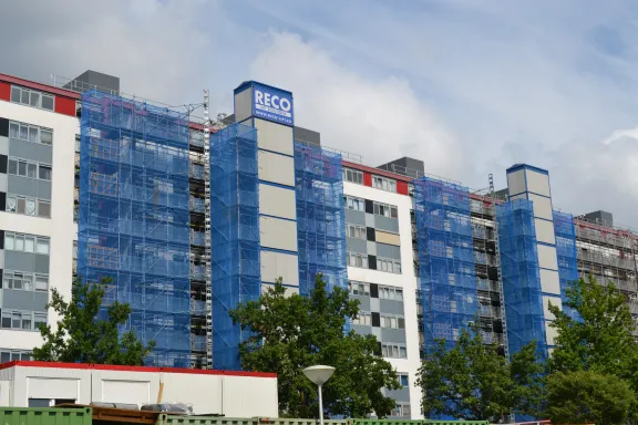 Tijdelijke personenliften en steigerwerk bij renovatie van Cliostede in Eindhoven