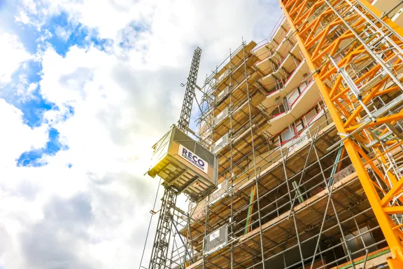 RECO bouwlift en steigers bij hoogbouwproject De Colijn in Rijswijk