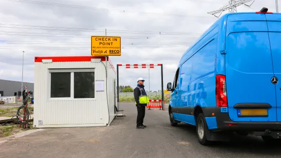 Portiersloge met toezichthouder bij de bouwplaats van Bouwbedrijf Vrolijk in Made