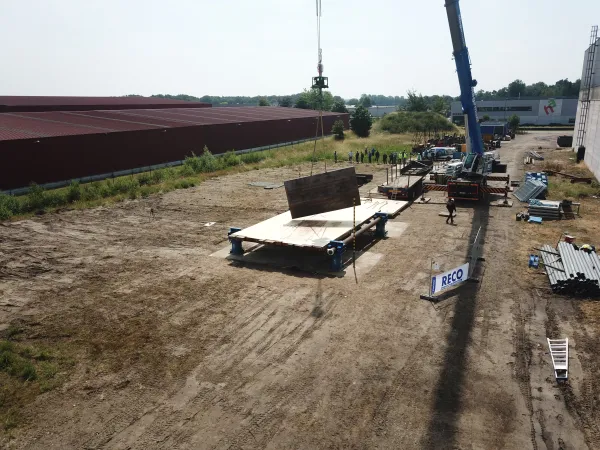 Valtest van een berekende crashdeck met kraan en testgewicht